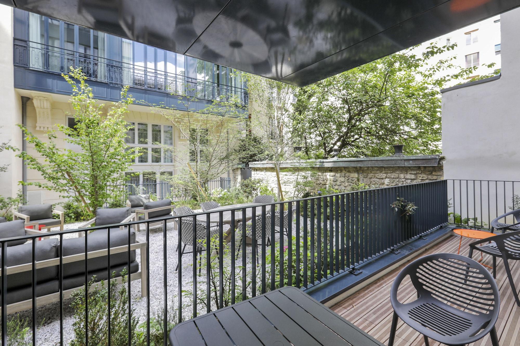 Mode - Arc De Triomphe Paris