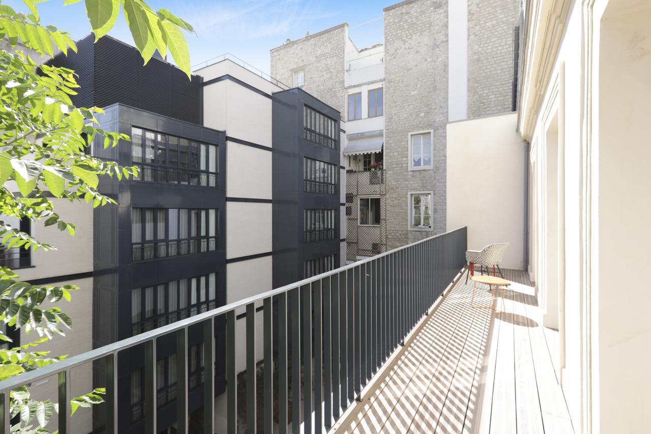 Mode - Arc De Triomphe Paris